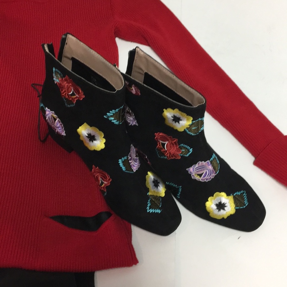 💐NWT BETSEY JOHNSON BLACK FLORAL BOOTIES💐 - Picture 3 of 5